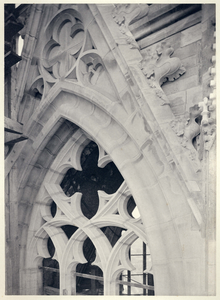 222136 Afbeelding van het bovenste deel van een venster, met wimberg, van de lantaarn van de Domtoren (Domplein) te ...
